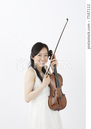A woman with a violin 7587112