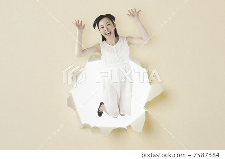 一個從破洞中跳出來的女人 一個從破洞中跳出來的女人 7587384