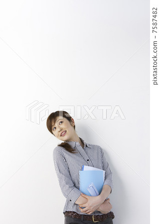 有筆記的一名婦女 有筆記的一名婦女 7587482