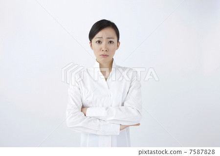 一個女人帶著痛苦的表情 7587828