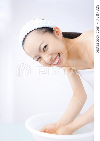 Women with facial cleansing Women with facial cleansing 7587829