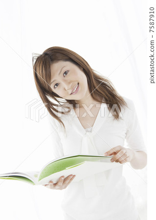 讀一本書在窗簾的女人 7587910