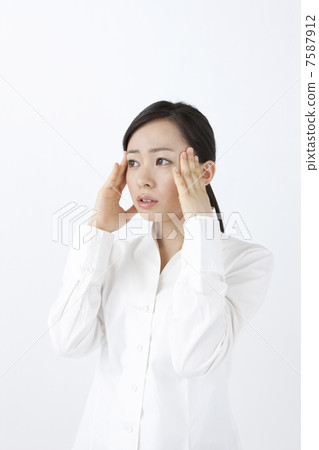 一個患有頭痛的女人 一個患有頭痛的女人 7587912