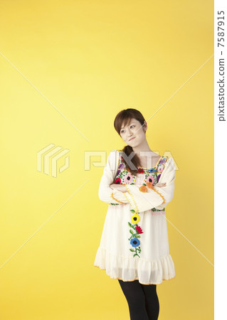 花紋長袍的一名婦女 花紋長袍的一名婦女 7587915