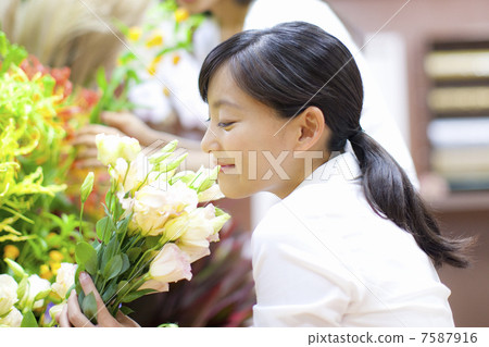 有賣花人和顧客的職員的一名婦女 有賣花人和顧客的職員的一名婦女 7587916