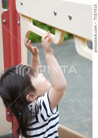 在公園裡玩的女孩 在公園裡玩的女孩 7587918