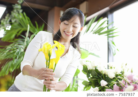 A woman holding color flowers 7587937