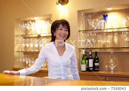 BAR的所有者站在櫃檯 BAR的所有者站在櫃檯 7588043
