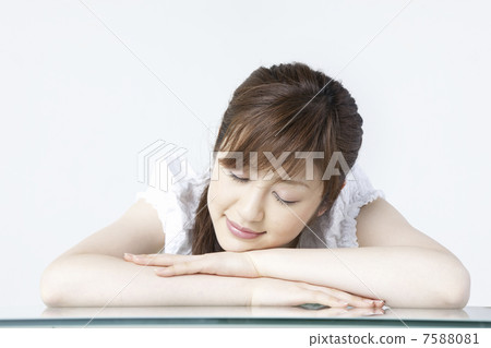 打盹的女人 7588081