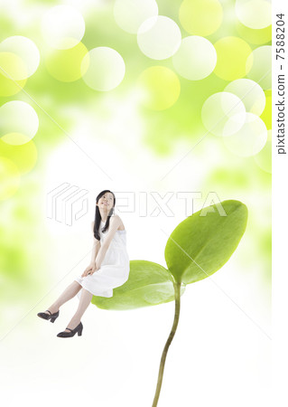 A woman sitting in a futaba 7588204