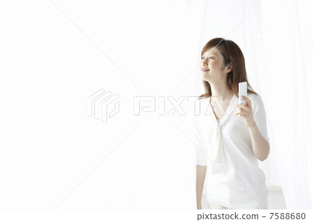 A woman with a cell phone 7588680