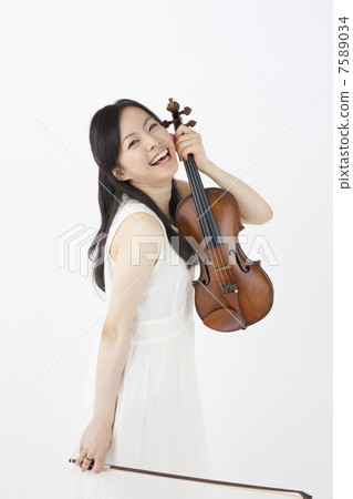A woman with a violin 7589034
