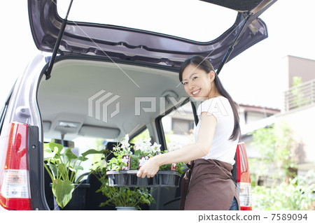 A woman from a florist clerk 7589094