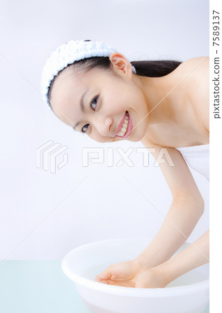Women with facial cleansing Women with facial cleansing 7589137