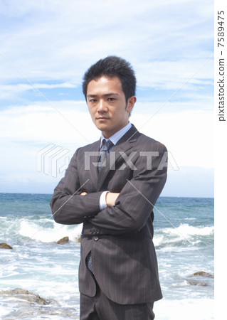 在海灘的一個商人 在海灘的一個商人 7589475