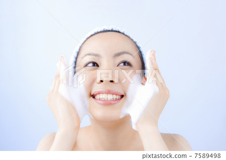 Women with facial cleansing 7589498