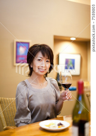 在BAR櫃檯喝酒的女人 在BAR櫃檯喝酒的女人 7589803