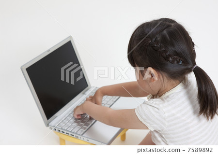 女孩手指筆記本電腦 7589892