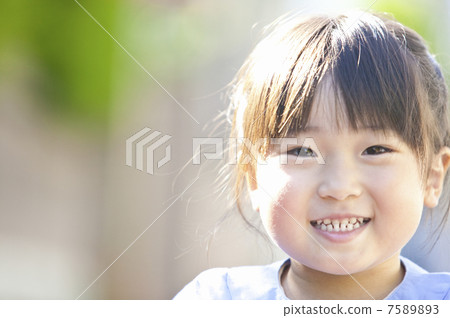 一個女孩帶著微笑 7589893