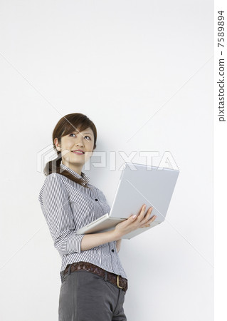 一個扮演個人電腦的女人 7589894