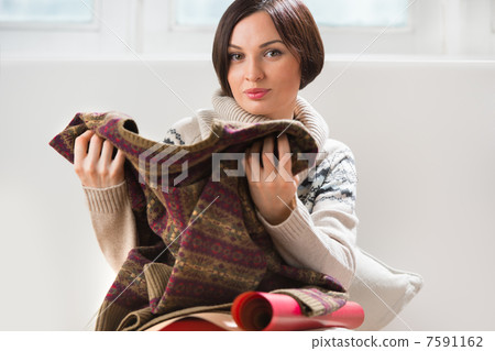Portrait of a woman preparing to her husband or boyfriend surpri Portrait of a woman preparing to her husband or boyfriend surpri 7591162