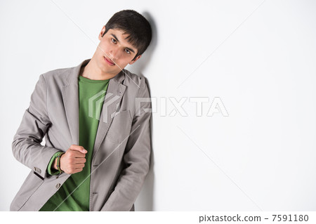 Serious young man leaning 7591180
