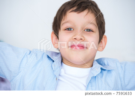 Close up portrait of a kid smiling to the camera 7591633
