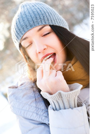 Portrait of young beautiful girl having fun outdoors in winter f 7595023