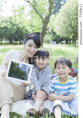 Working mother Working mother 7599611
