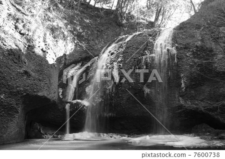 Waterfall waiting for the moon Waterfall waiting for the moon 7600738