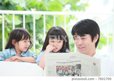 Father and daughter reading a newspaper 7601700