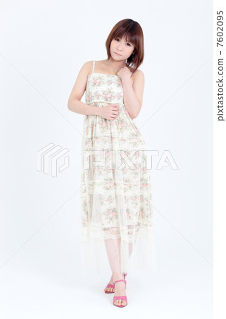 年輕女子一件 7602095