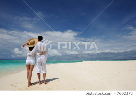 Couple on a beach at Maldives 7602373