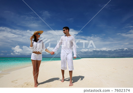 Couple on a beach at Maldives 7602374