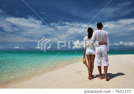 Couple on a beach at Maldives 7602375