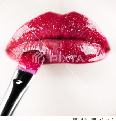 Lip gloss. Shallow depth of field. 7602706