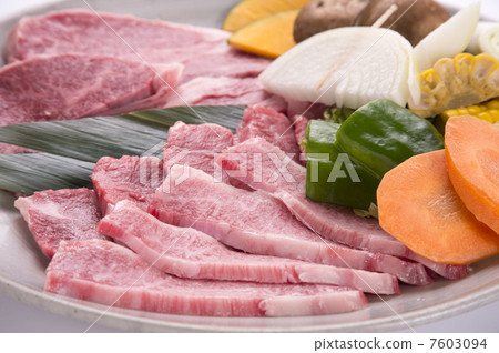 Platter of marbled meat and grilled vegetables Horizontal position -1 Platter of marbled meat and grilled vegetables Horizontal position -1 7603094