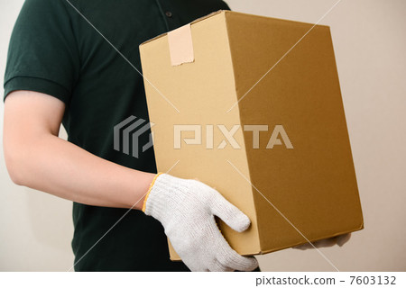 Men with cardboard luggage 7603132