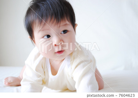 A peeping baby A peeping baby 7604623