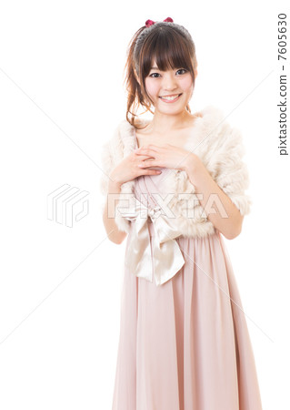 A woman in a dress 7605630