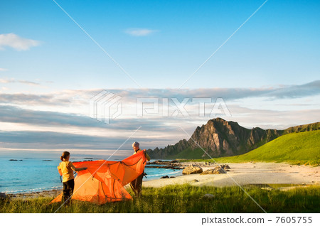 couple with tent 7605755