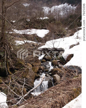 Snow melting (Toyama prefecture Tateyama Farewell Falls) Snow melting (Toyama prefecture Tateyama Farewell Falls) 7605896
