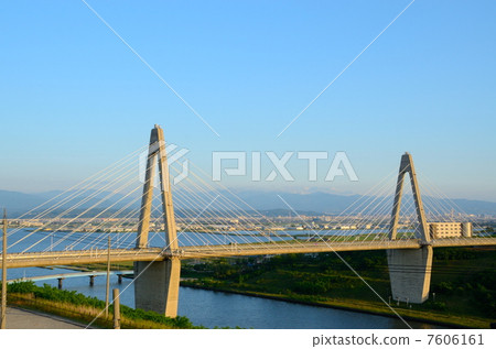 娜達在日落橋[側面] 7606161