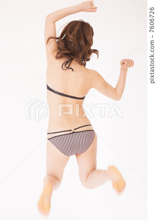 女人穿泳衣跳 女人穿泳衣跳 7606726