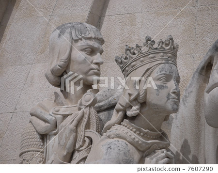 Monument of discovery 7607290