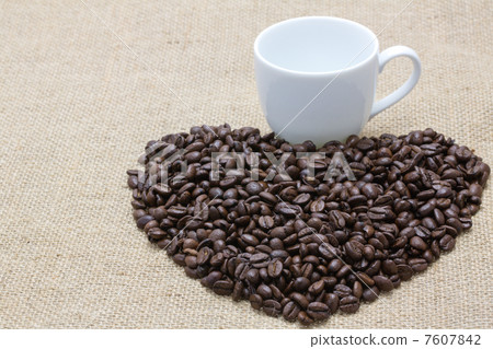 Heart shaped coffee beans and coffee cup Heart shaped coffee beans and coffee cup 7607842