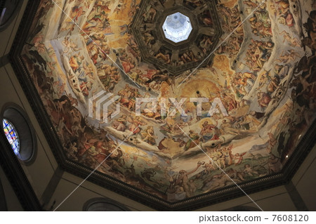 在聖母百花大教堂的圓屋頂的機蓋壁畫 7608120