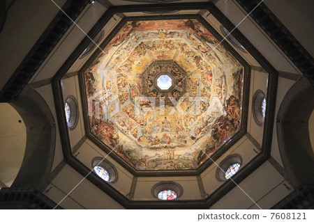 在聖母百花大教堂的圓屋頂的機蓋壁畫 7608121