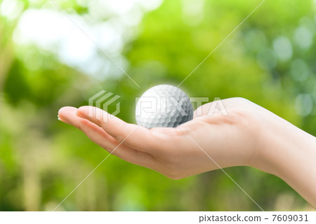 手與高爾夫球 7609031