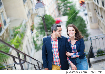 Happy loving couple on Montmartre in Paris Happy loving couple on Montmartre in Paris 7609794